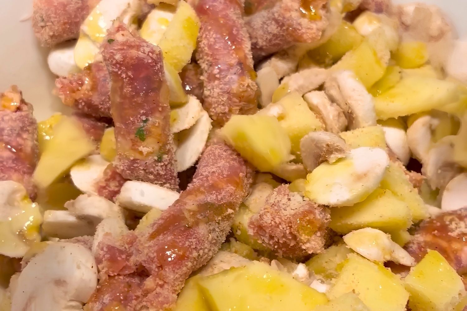 Salsiccia funghi e patate al forno