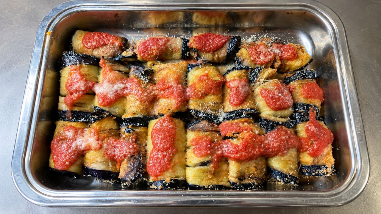 Involtini di melanzane al forno ripieni di pangrattato e formaggio