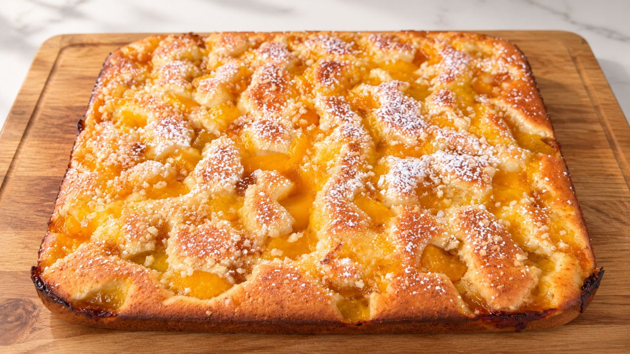 Torta alle pesche soffice con marmellata e granella di mandorle