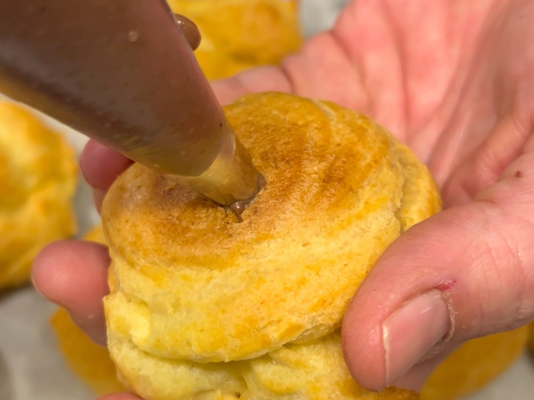 Bignè con crema al cioccolato