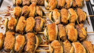 Spiedini alla palermitana con involtini di vitello e maiale, cipolla e alloro