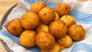 Palline di mozzarella fritte dorate e filanti