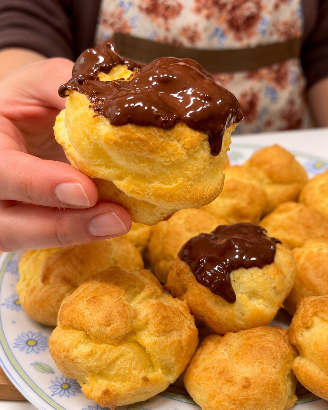 Bignè con crema al cioccolato